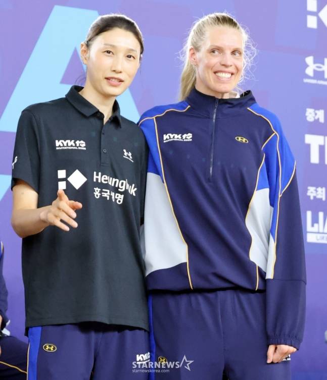 김연경(왼쪽)과 크리스티나 바우어. /사진=강영조 선임기자