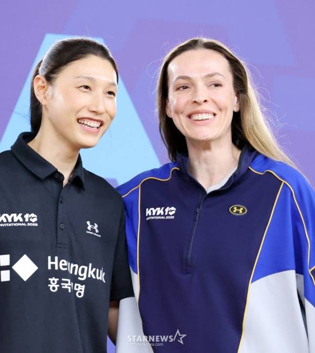 김연경(왼쪽)과 에다 에르뎀. /사진=강영조 선임기자