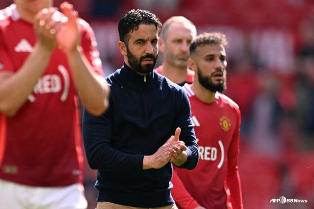 팬들에게 인사하는 루벤 아모림(가운데) 감독. /AFPBBNews=뉴스1