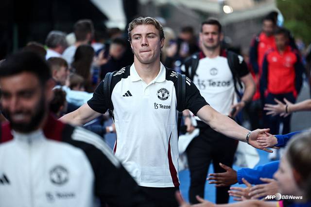 경기 전 라스무스 호일룬(가운데). /AFPBBNews=뉴스1