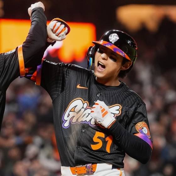 샌프란시스코 이정후가 지난 14일 홈런을 터뜨리고 동료와 세리머니를 하고 있다. /사진=샌프란시스코 자이언츠 공식 SNS