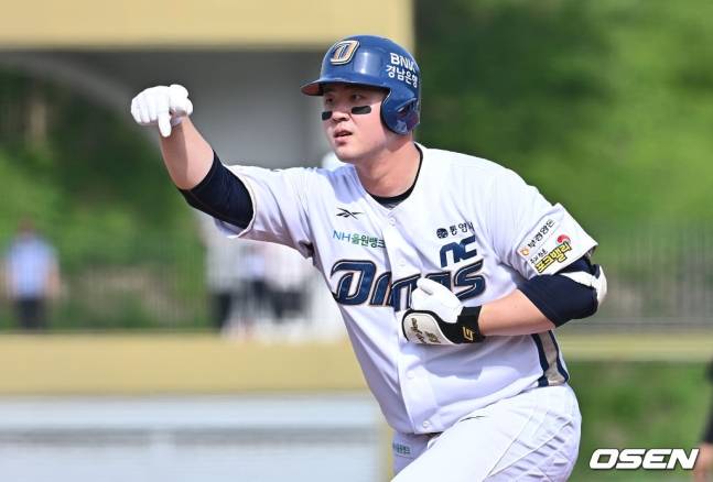 NC 김형준이 17일 울산 키움전에서 5회말 1타점 적시타를 기록한 후 세리머니를 하고 있다.