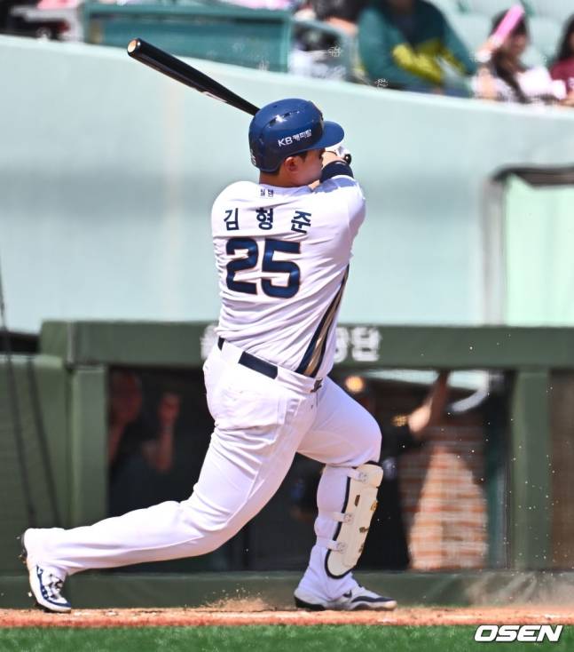 NC 김형준이 17일 울산 키움전에서 7회 적시타를 터트리고 있다.