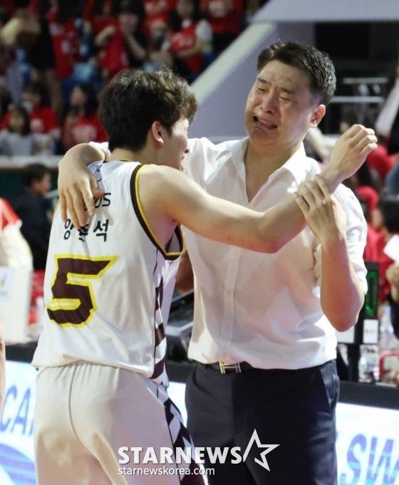 조상현(오른쪽) 감독이 눈물을 흘리며 양준석을 안아주고 있다. /사진=김진경 대기자