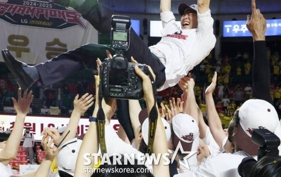 조상현 감독이 선수들에게 헹가레를 받고 있다. /사진=김진경 대기자