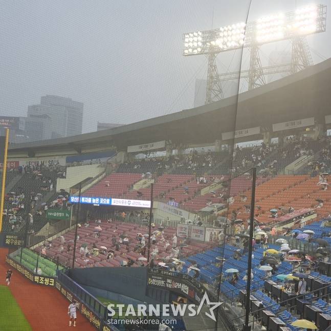 17일 LG 트윈스와 KT 위즈의 2025 KBO 정규시즌 더블헤더 2차전이 예정된 잠실야구장에 폭우가 내리고 있다. /사진=김동윤 기자