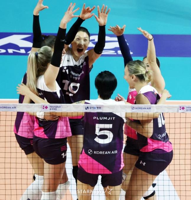 김연경(가운데)이 17일 KYK 인비테이셔널 2025 세계올스타 대 한국 여자 배구 대표팀간의 경기에서 득점 후 함께 기뻐하고 있다. /사진=강영조 선임기자