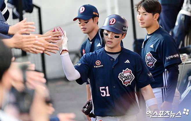 15일 오후 대전 한화생명 볼파크에서 열린 '2025 신한 SOL Bank KBO리그' 두산 베어스와 한화 이글스의 경기, 2회초 2사 2,3루 두산 조수행이 추재현의 1타점 적시타때 득점에 성공하고 있다. 엑스포츠뉴스 DB