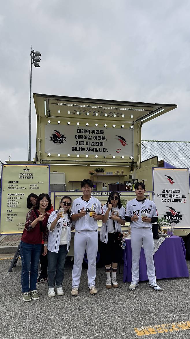 KT 위즈 퓨처스리그팀은 17일 익산야구장에서 열린 '2025 메디힐 KBO 퓨처스리그' 상무(국군체육부대)전을 앞두고 팬들의 뜻깊은 선물을 받았다. KT 위즈