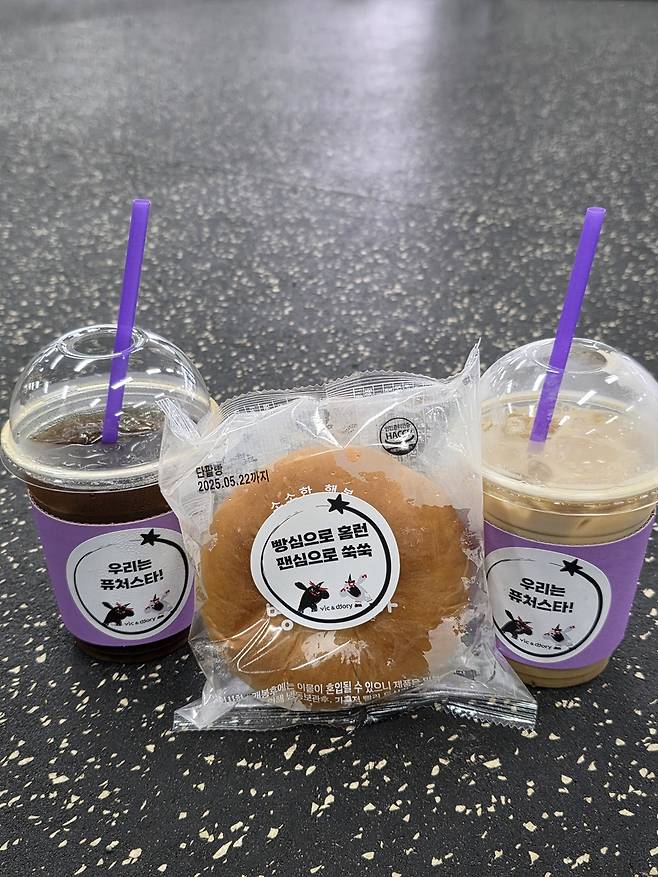 KT 위즈 퓨처스리그팀은 17일 익산야구장에서 열린 '2025 메디힐 KBO 퓨처스리그' 상무(국군체육부대)전을 앞두고 팬들의 뜻깊은 선물을 받았다. KT 위즈