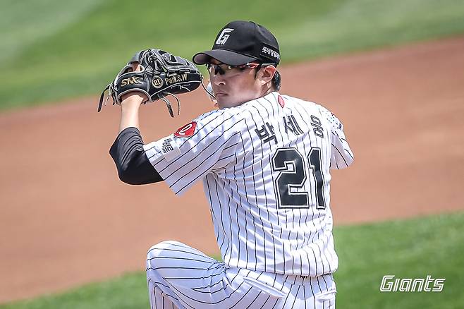 롯데 자이언츠 우완 박세웅이 17일 부산 사직야구장에서 열린 2025 신한 SOL Bank KBO리그 롯데 삼성 라이온즈와의 팀 간 4차전 및 더블헤더 1차전에 선발등판, 5이닝 5실점으로 부진했다. 사진 롯데 자이언츠