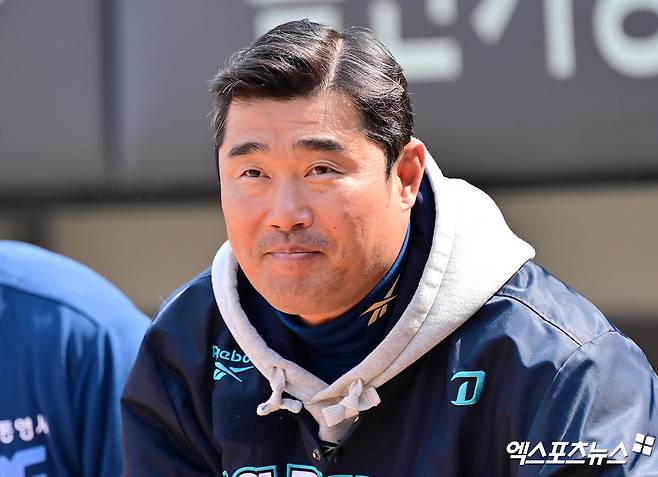 이호준 NC 감독은 17일 울산문수야구장에서 열린 '2025 신한 SOL Bank KBO 리그' 키움과 더블헤더 1경기를 앞두고 지갑을 열었다. 하루 전(16일) 고참들에게 고기를 대접했고, 이날 경기를 앞두고는 커피 70잔을 샀다. 선수단은 힘을 내며 3-2 팀 승리로 보답했다. 엑스포츠뉴스 DB