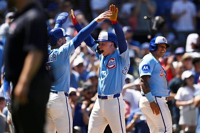 컵스 외야수 피트 크로우-암스트롱이 17일 미국 일리노이주 시카고의 리글리필드에서 열린 2025 미국프로야구 메이저리그(MLB) 시카고 화이트삭스와의 홈경기에 1번타자 겸 중견수로 선발 출전해 5타수 4안타(1홈런) 6타점 2득점으로 팀의 13-3 대승을 이끌었다. AP 연합뉴스