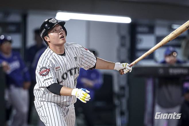 롯데 자이언츠 포수 정보근이 17일 부산 사직야구장에서 열린 2025 신한 SOL Bank KBO리그 삼성 라이온즈와의 팀 간 5차전 및 더블헤더 2차전에서 7회말 우전 안타를 기록, 팀 결승점에 기여했다. 사진 롯데 자이언츠