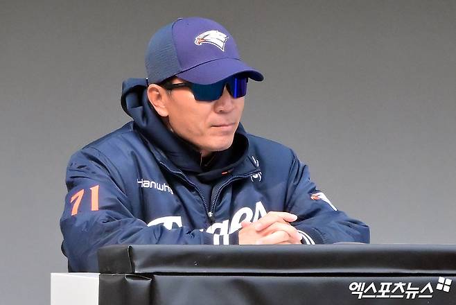 6일 오후 대전 한화생명 볼파크에서 열린 한화 청백전 경기, 한화 이대진 퓨처스 감독이 경기를 지켜보고 있다. 엑스포츠뉴스 DB