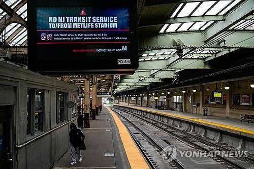 뉴어크-펜 역 플랫폼의 열차 운행 중단 안내문 [뉴어크[미 뉴저지주] 로이터=연합뉴스. 재판매 및 DB 금지]