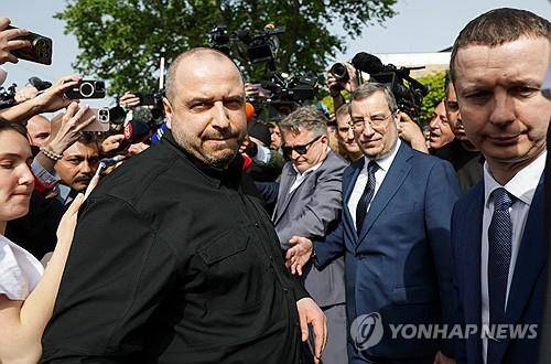 회담장 떠나는 우크라 협상 수석대표 (이스탄불 로이터=연합뉴스) 우크라이나 협상단 수석대표인 루스템 우메로프 국방장관이 회담 종료 후 돌마바흐체 궁전을 나서고 있다. 2025.05.16.