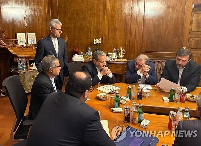 이란 핵협상팀 지난 4월 23일 이탈리아에서 미국과의 2차 간접 핵협상에 나선 이란 대표단 [EPA 연합뉴스 자료사진. 재판매 및 DB 금지]