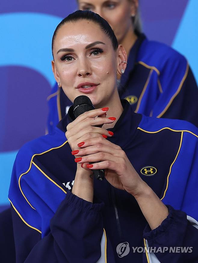 인사말 하는 에다 에르뎀 (인천=연합뉴스) 임순석 기자 = 16일 인천 삼산월드체육관에서 열린 'KYK 인비테이셔널 2025 미디어데이'에서 여자배구 세계올스타팀 에다 에르뎀(튀르키예)이 인사말을 하고 있다. 2025.5.16 soonseok02@yna.co.kr