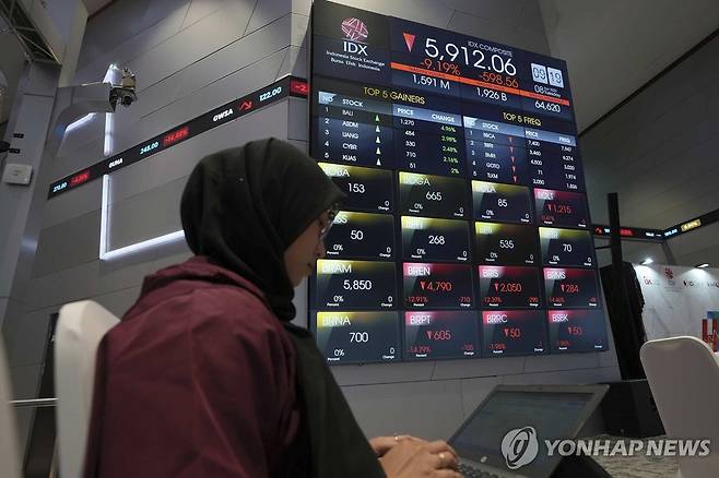인도네시아 증권거래소 지난달 8일 인도네시아 자카르타에 있는 증권거래소(IDX)에서 한 여성이 주식 시세 전광판 앞에서 노트북을 펴고 앉아 있다. 이날 IDX 종합지수는 전 거래일 대비 약 8% 하락했다.
[AP 연합뉴스 자료사진. 재판매 및 DB 금지]