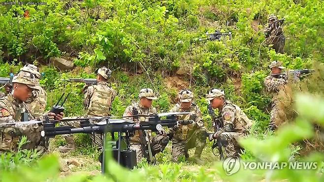 드론 활용 전술훈련하는 북한 특수작전부대 (서울=연합뉴스) 북한 김정은 국무위원장이 지난 13일 병종별 전술종합훈련을 참관한 가운데 북한군 특수작전구분대원들이 드론을 활용한 전술훈련을 실시하고 있다. [조선중앙TV 화면] 2025.5.14 
    [국내에서만 사용가능. 재배포 금지. For Use Only in the Republic of Korea. No Redistribution] nkphoto@yna.co.kr