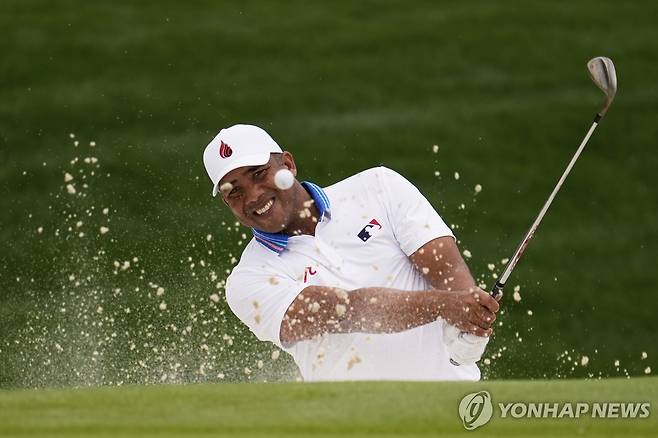 조나탄 베가스의 18번 홀 벙커샷 [AP=연합뉴스]