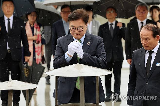 5·18민주묘지 참배하는 우원식 의장 (광주=연합뉴스) 조남수 기자 = 우원식 국회의장이 16일 오후 광주 북구 국립5·18민주묘지를 찾아 참배하고 있다, 2025.5.16 iso64@yna.co.kr