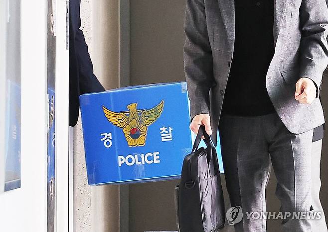 양평군청 압수수색 마친 경찰 (양평=연합뉴스) 홍기원 기자 = 서울~양평 고속도로 노선 변경과 관련한 특혜 의혹을 수사 중인 경찰이 16일 경기도 양평군청 압수수색을 마친 뒤 압수품을 옮기고 있다.
    경기남부경찰청 반부패·경제범죄수사대는 이날 이 사건 수사를 위해 국토교통부와 양평군청, 용역업체인 경동엔지니어링 등을 압수수색 했다. 2025.5.16 xanadu@yna.co.kr