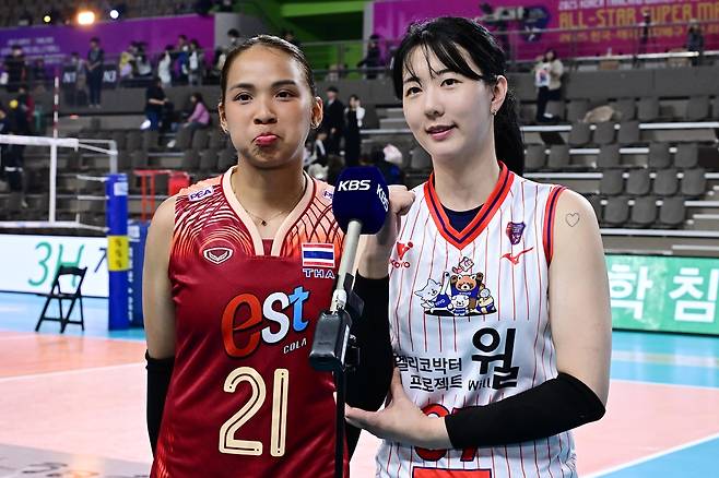 한.태 슈퍼매치 때 인터뷰하는 강소휘(오른쪽)와 타나차 [한국배구연맹 제공. 재판매 및 DB 금지]