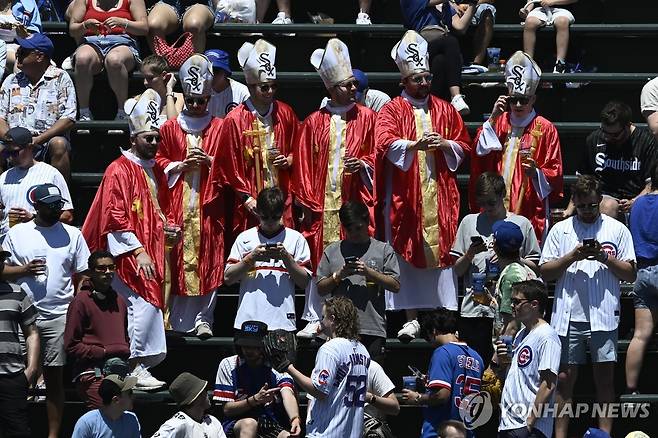 교황 코스프레를 하고 응원하는 시카고 화이트삭스 팬들 [AP=연합뉴스]