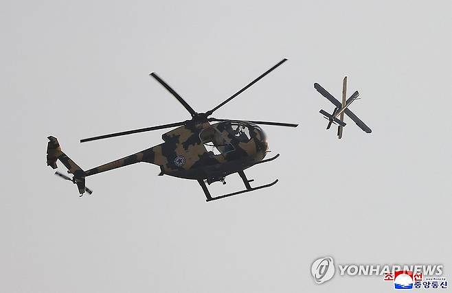 북한 김정은, 공군 방공·공습훈련 지도 (평양 조선중앙통신=연합뉴스) 김정은 북한 국무위원장이 지난 15일 제1공군사단 관하 비행연대를 방문해 공군 반항공(방공)전투 및 공습 훈련을 지도했다고 조선중앙통신이 17일 보도했다. 2025.5.17 
    [국내에서만 사용가능. 재배포 금지. For Use Only in the Republic of Korea. No Redistribution] nkphoto@yna.co.kr