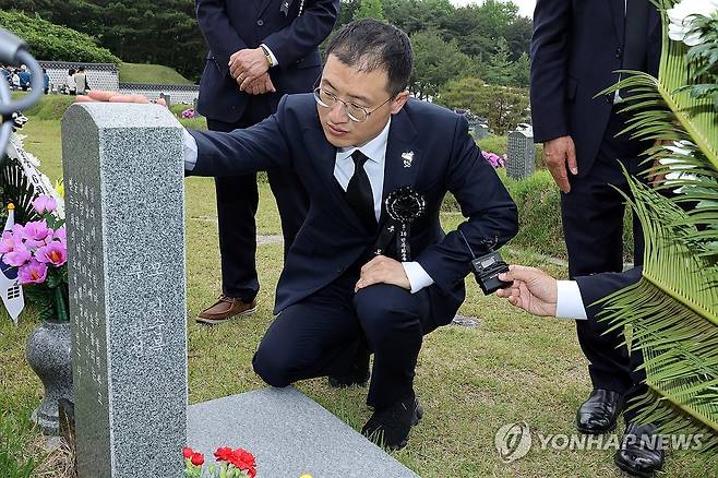 안종필 열사 묘역 살피는 김상욱 국회의원 (광주=연합뉴스) 김혜인 기자 = 5·18민주화운동 45주년을 하루 앞둔 17일 국민의힘을 탈당한 무소속 김상욱 국회의원이 광주 북구 운정동 국립5·18민주묘지에서 안종필 열사의 묘역을 살펴보고 있다. 2025.5.17 in@yna.co.kr