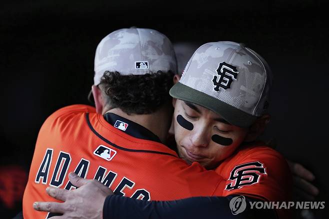 팀 동료 윌리 아다메스와 포옹하는 이정후(오른쪽) [AP=연합뉴스]
