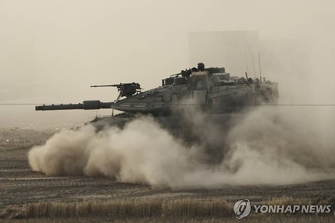 16일(현지시간) 가자지구에서 이동하는 이스라엘군 탱크 [AP 연합뉴스 자료사진. 재판매 및 DB 금지]