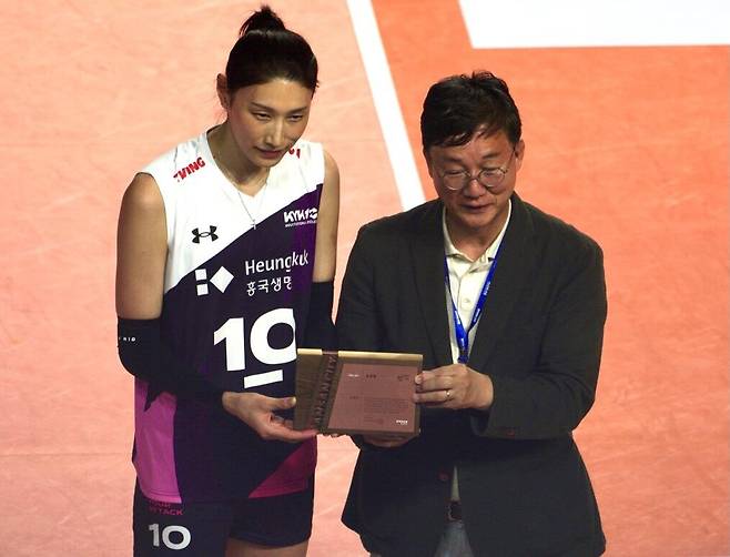 이민근 안산시장으로부터 공로패를 받은 김연경(왼쪽) [촬영=이동칠]