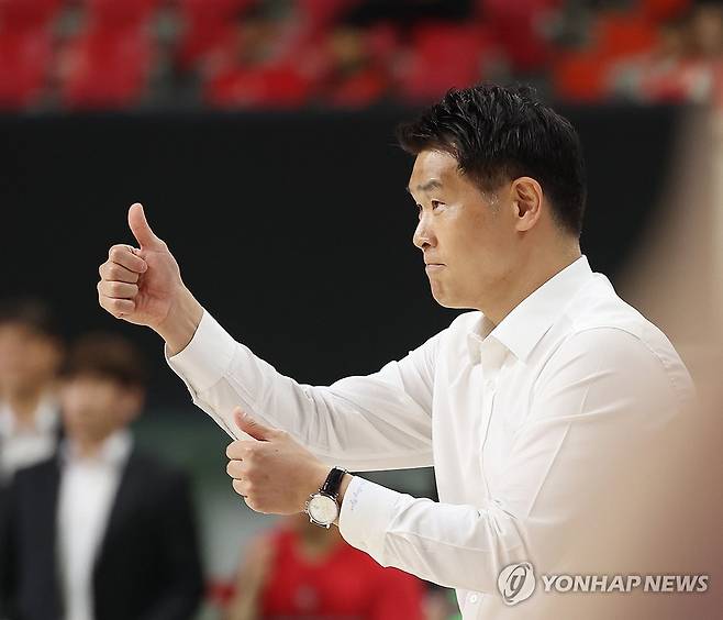 조상현 감독 '잘했어' (울산=연합뉴스) 김용태 기자 = 28일 울산 동천체육관에서 열린 2024-2025 KCC 프로농구 4강 플레이오프 울산 현대모비스와 창원 LG의 3차전에서 LG 조상현 감독이 선수들에게 엄지를 들어 보이고 있다. 2025.4.28 yongtae@yna.co.kr