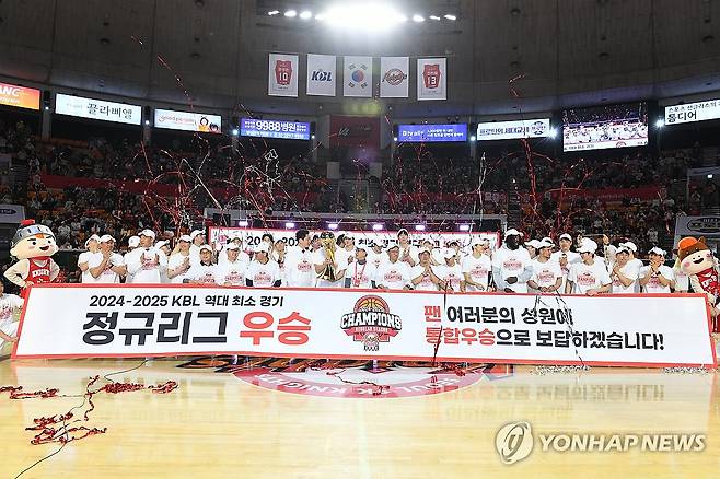 서울SK, 정규리그 우승 (서울=연합뉴스) 21일 서울 송파구 잠실학생체육관에서 프로농구 2024~2025 KBL리그 서울 SK 나이츠와 울산 현대모비스 피버스의 경기가 끝난 뒤 열린 SK의 정규리그 우승 기념 파티에서 SK 선수들이 기념 촬영을 하고 있다. 2025.3.21 [KBL 제공. 재판매 및 DB 금지] photo@yna.co.kr