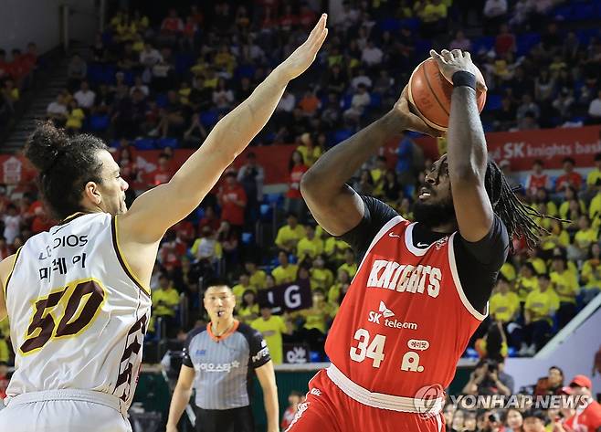 슛하는 자밀 워니 (서울=연합뉴스) 최재구 기자 = 17일 서울 잠실학생체육관에서 열린 2024∼2025시즌 프로농구 서울 SK 나이츠와 창원 LG 세이커스의 챔피언결정전 7차전 경기에서 SK 자밀 워니가 슛하고 있다. 2025.5.17 jjaeck9@yna.co.kr