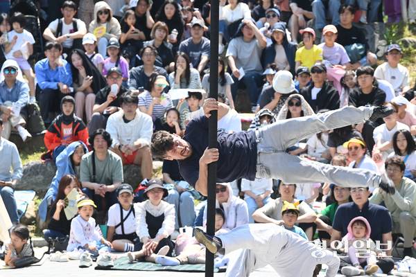휴일인 18일 오후 수원시 권선구 경기상상캠퍼스에서 열린 ‘2025 수원연극축제’를 찾은 시민들이 공연을 보며 즐거운 시간을 보내고 있다. 2025.5.18 /최은성기자 ces7198@kyeongin.com