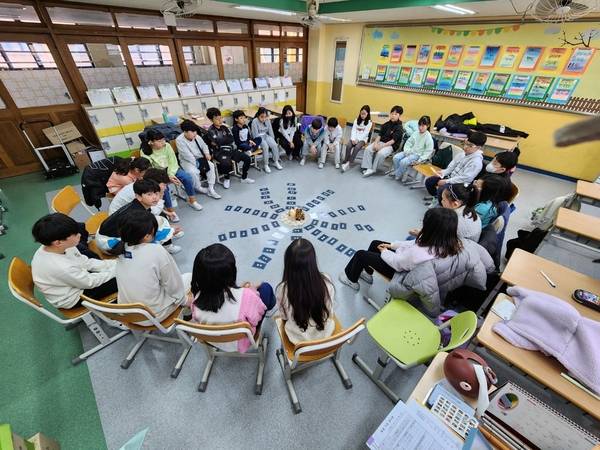 벌말초등학교에서 인성교육의 일환으로 느낌, 감정, 욕구 알아보기 교육을 진행하고 있다. /안양과천교육지원청 제공