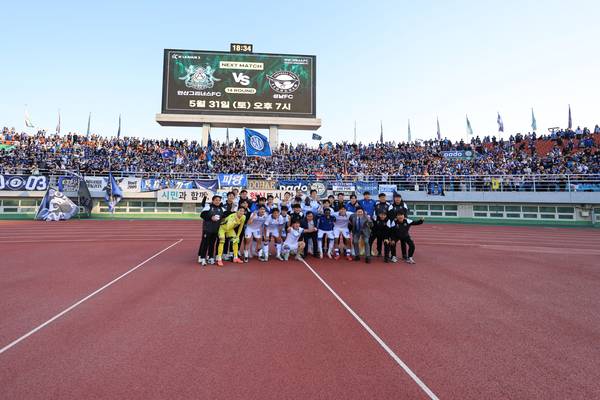 18일 안산 와스타디움에서 열린 K리그2 12라운드 안산 그리너스와 인천 유나이티드의 경기에서 승리한 인천 선수단이 원정 응원 온 팬들 앞에서 기념 촬영을 하고 있다. /한국프로축구연맹 제공