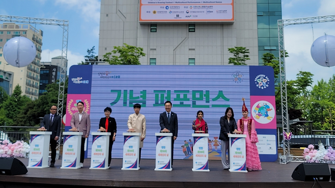 ▲ 지난 17일 인천시청 앞 애뜰광장에서 '제18회 세계인의 날' 기념행사 퍼포먼스가 진행되고 있다. /사진제공=인천시