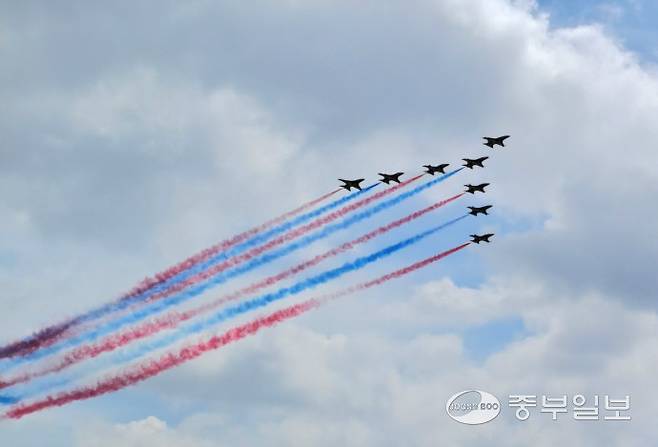 지난 17일 오전 공군 제10전투비행단 수원기지에서 열린 '스페이스 챌린지 2025 in 수원'에서 블랙이글스가 곡예비행을 펼치고 있다. 최진규기자