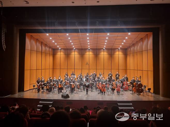 지난 16일 반석아트홀에서 열린 코리안챔버오케스트라가 '베토벤 교향곡 전곡 연주시리즈 IV' 무대를 마치고 관객들에게 인사하고 있다. 이준도기자