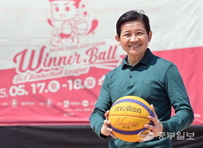 18일 수원 화성행궁광장 특설코트에서 열린 2025 위너볼 3x3 전국 농구대회에 방문한 캄보디아 기업인 조나단이 기념사진을 찍고 있다. 임채운기자