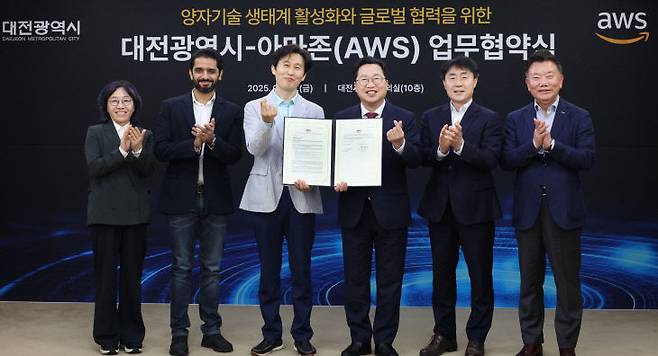 대전시는 16일 아마존웹서비스(Amazon Web Services, 이하 AWS)와 '양자산업 활성화 및 국내 기업 글로벌 경쟁력 강화를 위한 업무협약'을 체결했다. <왼쪽부터 이영은 AWS 월드와이드 교육 담당 수석 고객 담당 임원, 비나브 세티(Abhinav Sethi) AWS 아시아태평양 지역 공공부문 기술 총괄, 윤정원 AWS 코리아 공공부문 대표, 이장우 대전시장, 손철웅 미래전략산업실장, 김우연 TP원장> 사진제공은 대전시