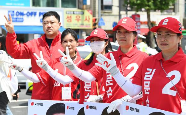 ▲ 18일 대전한화생명볼파크에서 국민의힘 선거운동원들이 시민들을 향해 지지를 호소하고 있다. 김주형 기자