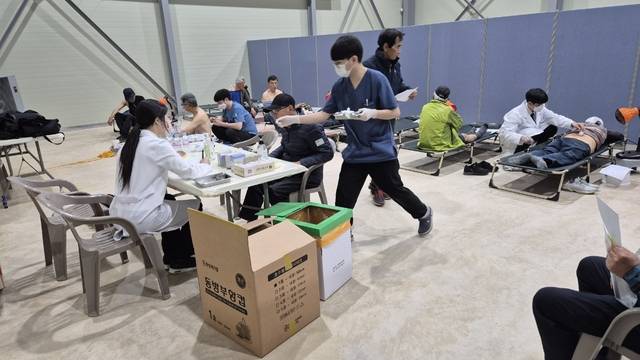 ▲ '농촌 왕진버스'가 운영되는 임시 진료소가 의료진과 주민들로 붐비고 있다.