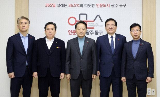 광주 구청장협의회는 지난 3월31일 대한적십자사 광주전남지사에 ‘영남 대형 산불 피해 복구 성금’ 1000만원을 전달했다. 광주 구청장협의회 제공