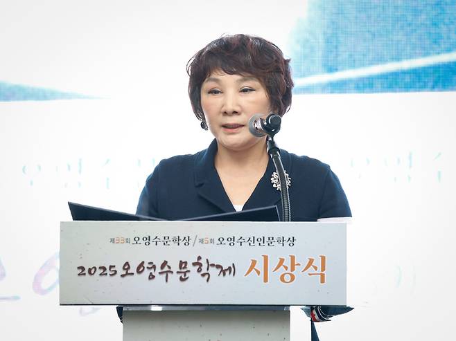 본지 이연희 대표이사가 지난 16일 열린 '제33회 오영수문학상 및 제5회 오영수신인문학상 시상식'에서 인사말을 전하고 있다. 이수화 기자